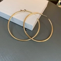 Detailansicht großer goldener Creolen auf einer Schmuckschatulle mit polierter Oberfläche - Silbernadel - Großer Reifen / Gold
