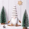Gnomo di Natale nordico in maglia con barba bianca su sfondo di legno innevato decorativo - Stile Uomo