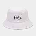 Dettaglio del ricamo Gigi e cuciture sulla tesa del cappello pescatore in cotone bianco - M (56-58cm) / Bianco