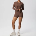 Set yoga 3 pezzi marrone caffè con giacca a zip, reggiseno sportivo e pantaloncini a vita alta - S / Marrone castagna