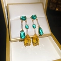 Dettaglio orecchini placcati oro con zirconi verdi e gialli in una scatola regalo - Perno in Argento-Oro-Verde Giallo (Placcato Oro Vero)