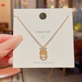 Goldene Halskette mit Kronenanhänger und kleinen Diamanten auf weißer Karte - Kronenstil (X003) / Gold