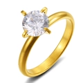 Anello classico in acciaio al titanio dorato con zircone tondo e incastonatura a quattro griffe - US 6 / Oro/Zirconia Bianca