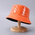 Dettaglio del cappello a secchiello arancione lucido con cuciture rinforzate sulla tesa - Taglia unica / Arancione