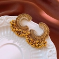 Makroansicht von Vintage Gold-Ohrringen mit Strass auf weißer Keramikschale - Edelstahlstift - Gold