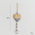 Corazón de madera nórdico con detalles grises y cascabel para decoración navideña - Cadena de Corazones