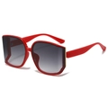 Gafas de sol rojas de gran tamaño con lentes degradadas y detalles metálicos dorados - Montura Roja Lentes Grises Degradadas