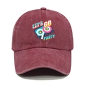 Dettaglio cappello baseball bordeaux in cotone lavato con stampa retrò anni '90 - M(56-58cm) / Borgogna