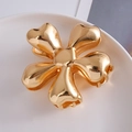 Dettaglio di una molletta per capelli a fiore in metallo dorato lucido su piatto in ceramica - Grande / 1# Oro Grande 8cm