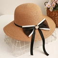 Dettaglio cappello di paglia kaki con fiocco bianco e nero e perla a forma di cuore - Cachi