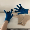 Detalle de guantes de punto azul con lazo y guantes beige sin dedos con rayas - Talla única / Azul Ciano