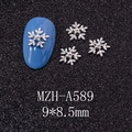 Macro-opname van een 9x8,5mm zilveren sneeuwvlok nagelhanger met witte parel in het midden - Zilveren Parel Sneeuwvlok Stijl (A589)