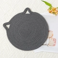 Gros plan d'un set de table gris en coton tressé en forme de chat sur fond doux - 30cm / gris foncé
