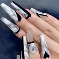 Primer plano de uñas postizas largas con diseño de patrón de mármol blanco y negro - BKS1521 Estilo Francés con Pedrería