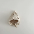 Detalle de gorro de punto para bebé con ribete de encaje blanco y lazos marrones - 6-24 Meses / Beige