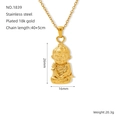 Collana con ciondolo Monkey King in acciaio inossidabile placcato oro 18K su sfondo bianco - Stile Figura Monkey King 3D (ZN1838G)