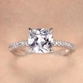 Anello di fidanzamento in argento con zirconia taglio cushion e dettagli pavé - US 6 / F1814 Taglio a Cuscino