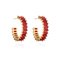 Dettaglio degli orecchini a C placcati oro 18K con pietre di zircone rosso rettangolari - Rosso