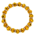 Detailaufnahme von facettierten Goldperlen und Kristalldistanzstücken am Armband - Gelb