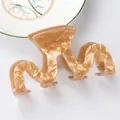 Pinza para el pelo ámbar con efecto mármol para cabello grueso sobre fondo minimalista - Pinza Ondulada / Ámbar Champaña