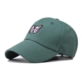 Dettaglio del ricamo a farfalla su un cappellino in cotone verde scuro - Regolabile / Farfalla Verde