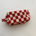 Dettaglio della pochette a scacchi rossi e bianchi con tessuto goffrato e manico - Rosso a Quadri