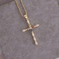 Dettaglio del ciondolo a croce in oro 18K con zirconi multicolore su superficie in pietra - Croce con Gemme Multicolore Taglio Marquise (6#)