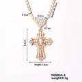 Detail van een gouden hart-kruis ketting met witte zirkoon en exacte maten - Groot Hart Kruis (N00936-3)