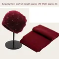 Dettaglio del set in maglia bordeaux con sciarpa 170x25cm e berretto con perle - Borgogna
