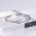 Lussuoso bracciale in argento con cinque zirconi quadrati su un moderno espositore acrilico - Color Acciaio
