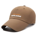 Gorra de béisbol transpirable marrón oscuro con cortes láser y bordado decorativo - Ajustable / Café