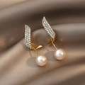Französische Quastenohrringe mit Gold-Strasssteinen und eleganten weißen Perlen - Gold Spirale Strass Perle Stil (A204)