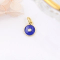 Makroaufnahme von vergoldetem rundem blauem Emaille-Anhänger mit Zirkonia für DIY-Schmuck - Seeblau