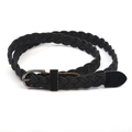 Elegante cintura intrecciata nera con dettagli in pelle e fibbia metallica su bianco - Nero