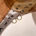 Elegantes pendientes cuadrados dorados con piedra ojo de gato blanca y diseño minimal - Borde Dorado Cuadrado Blanco