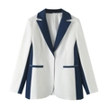 Détail du blazer bicolore blanc et bleu marine avec revers contrastés et bouton unique - S / Blazer en Patchwork Blanc et Bleu