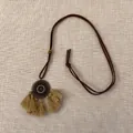 Details einer langen Boho-Halskette mit Bronzemedaillon und khakifarbenen Quasten - 2# Halskette-Hellkaffee-Rund