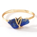 Anello artigianale in filo dorato con una pietra di lapislazzuli blu naturale irregolare - Lapislazzuli irregolare