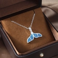 Eleganter Walflossen Anhänger mit blauem Opal Inlay und glänzender Silberkette - Meerjungfrau Schwanz