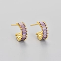 Detailansicht der goldenen Creolen mit glitzernden violetten rechteckigen Zirkoniasteinen - Gold / Lila Zirkon