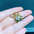 Pendientes de aro pez dorados con circonita verde pera y piedras azul claro - Sirena Verde