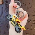 Cooler Motorrad-Schlüsselanhänger in Gelb mit Renndekor und robustem Metallkarabinerhaken - Gelb