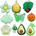 Set mit 10 bunten Harzanhängern in Obst- und Blumenform für DIY-Schmuck auf weißem Grund - Gemischte 10 Grüne Serie Harz Anhänger