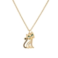 Collar de gato dorado con ojos de gema verde y colgante de circonita sobre fondo blanco - Gato / Dorado