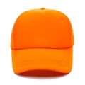 Detail der neonorange Trucker Cap mit atmungsaktivem Mesh und verstärktem Mützenschirm - Orange