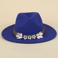 Chapeau fedora élégant en laine bleu roi avec bande en cuir brun et fleurs blanches - M (56-58cm) / Bleu