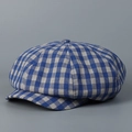 Detalle de gorra newsboy a cuadros azul y gris con textura de lino y botón decorativo - M (56-58cm) / Cuadros Azules