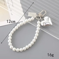 Ciondolo in perle con cuore argentato e pendente rettangolare accessorio per chiavi - K3301 Portachiavi con Perline di Perla Cuore Targhetta