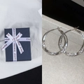 Silberne gedrehte Creolen mit Kristallen und hochwertigem Marine-Geschenkkarton - Durchmesser 32mm Mit Geschenkbox / Silber