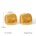 Primer plano de pendientes cuadrados bañados en oro de 18K con textura de ondas de agua - Estilo de Vórtice Dorado (HC-E10207)